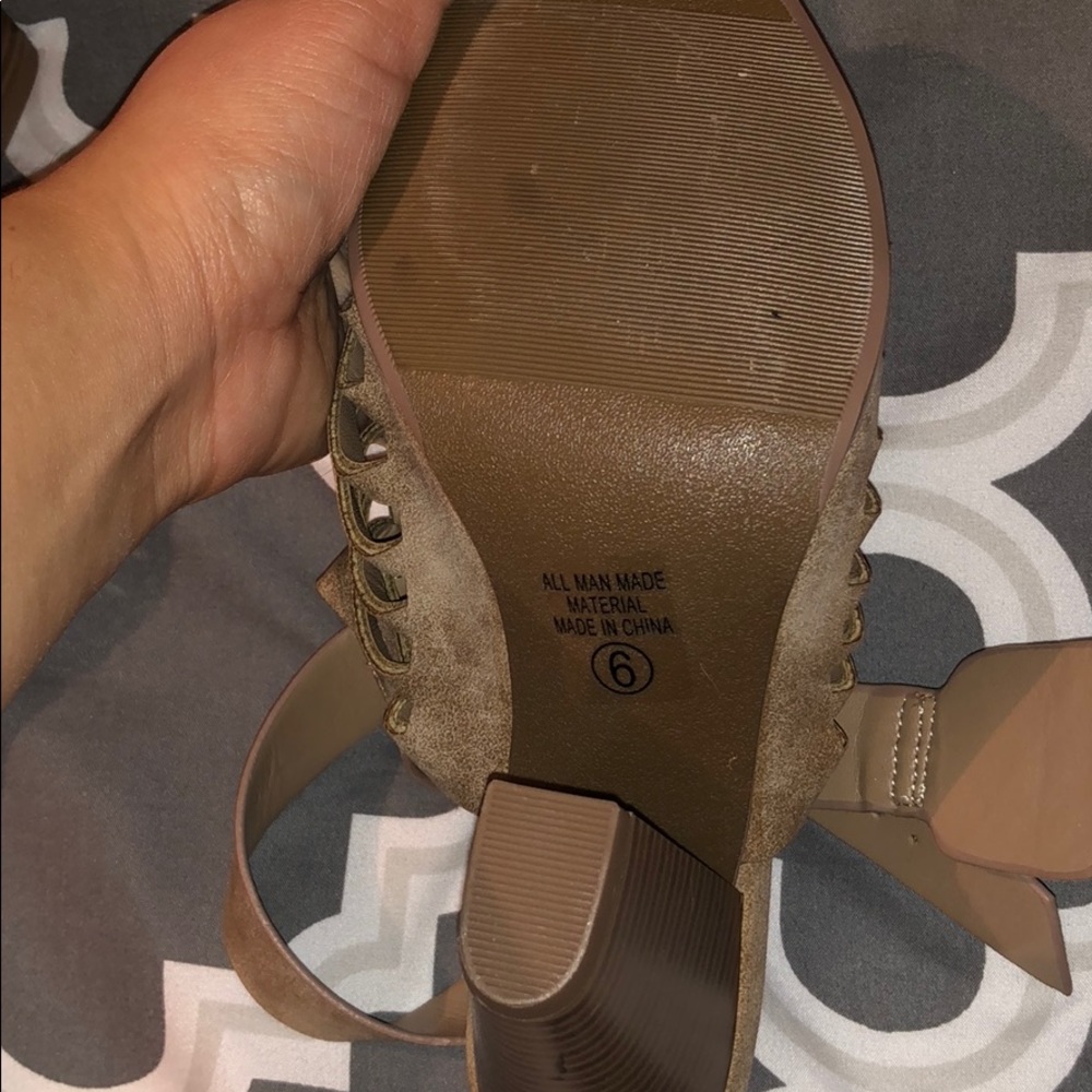 Heels - Picture 3 of 3
